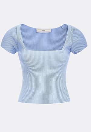Top de punto acanalado azul claro con escote cuadrado y mangas cortas, que presenta un diseño ajustado y una textura suave.
