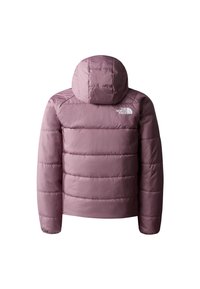 Fioletowa pikowana kurtka z kapturem, z poziomym przeszyciem i logo The North Face na górnej prawej części pleców.