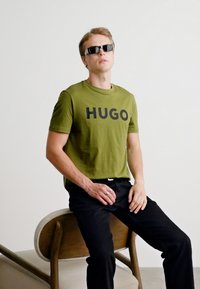HUGO DULIVIO - Marškinėliai su spaudiniu - open green