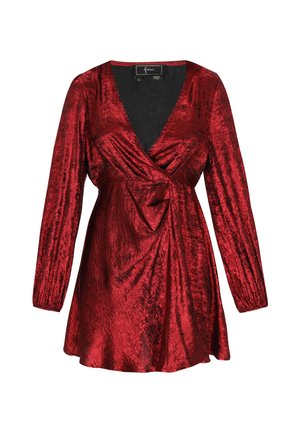 Rode fluwelen wikkeljurk met lange mouwen en een diepe V-hals, met een geplooide taille en een vloeiende rok. Gladde textuur met een glanzende afwerking.