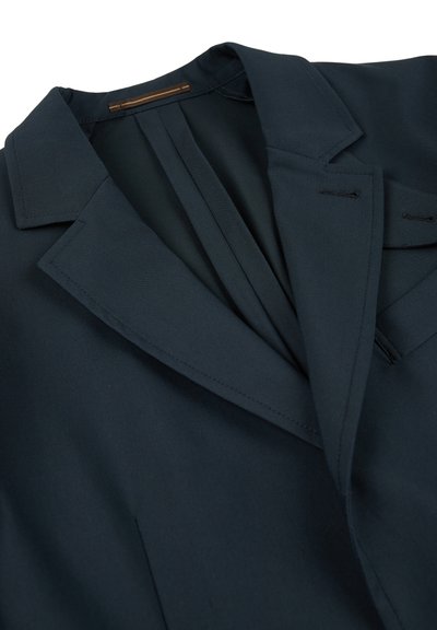Marineblazer mit Reverskragen, Faltendetails, strukturierten Schultern und tailliertem Schnitt aus glattem Stoff mit feinen Nähten.