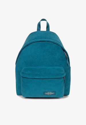 Turkoosi fleece-reppu pyöreällä muodolla, jossa on etupuolella vetoketjullinen tasku ja yläkahva. Sisältää bränditarran edessä.