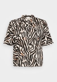 Chemise à manches courtes en tissu léger avec un motif zèbre à rayures noires, blanches et brunes ; devant à boutons et col.