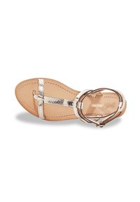 Sandal flat con fasce metalliche argento, soletta in pelle e una fibbia circolare. Presenta un design semplice a infradito e una texture liscia.