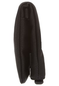 Czarny portfel ze skóry o teksturowanym wykończeniu, smukłym kształcie i bocznym zapięciu. Posiada składany design i minimalistyczne elementy metalowe.