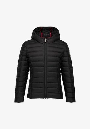 Giacca imbottita nera trapuntata con cappuccio, cerniera frontale e tasche laterali, con dettagli di rivestimento rosso all'interno del cappuccio.