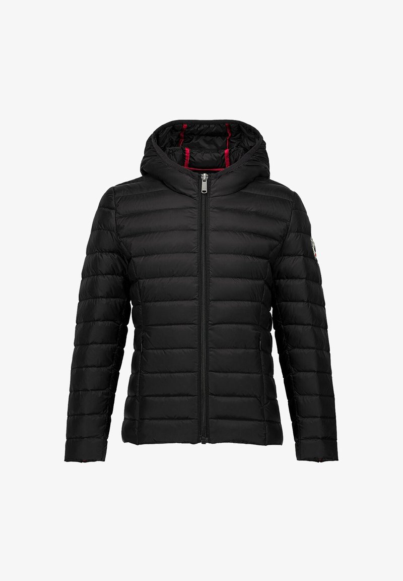 Veste matelassée noire avec capuche, fermeture éclair frontale et poches latérales, avec des détails de doublure rouge à l'intérieur de la capuche.