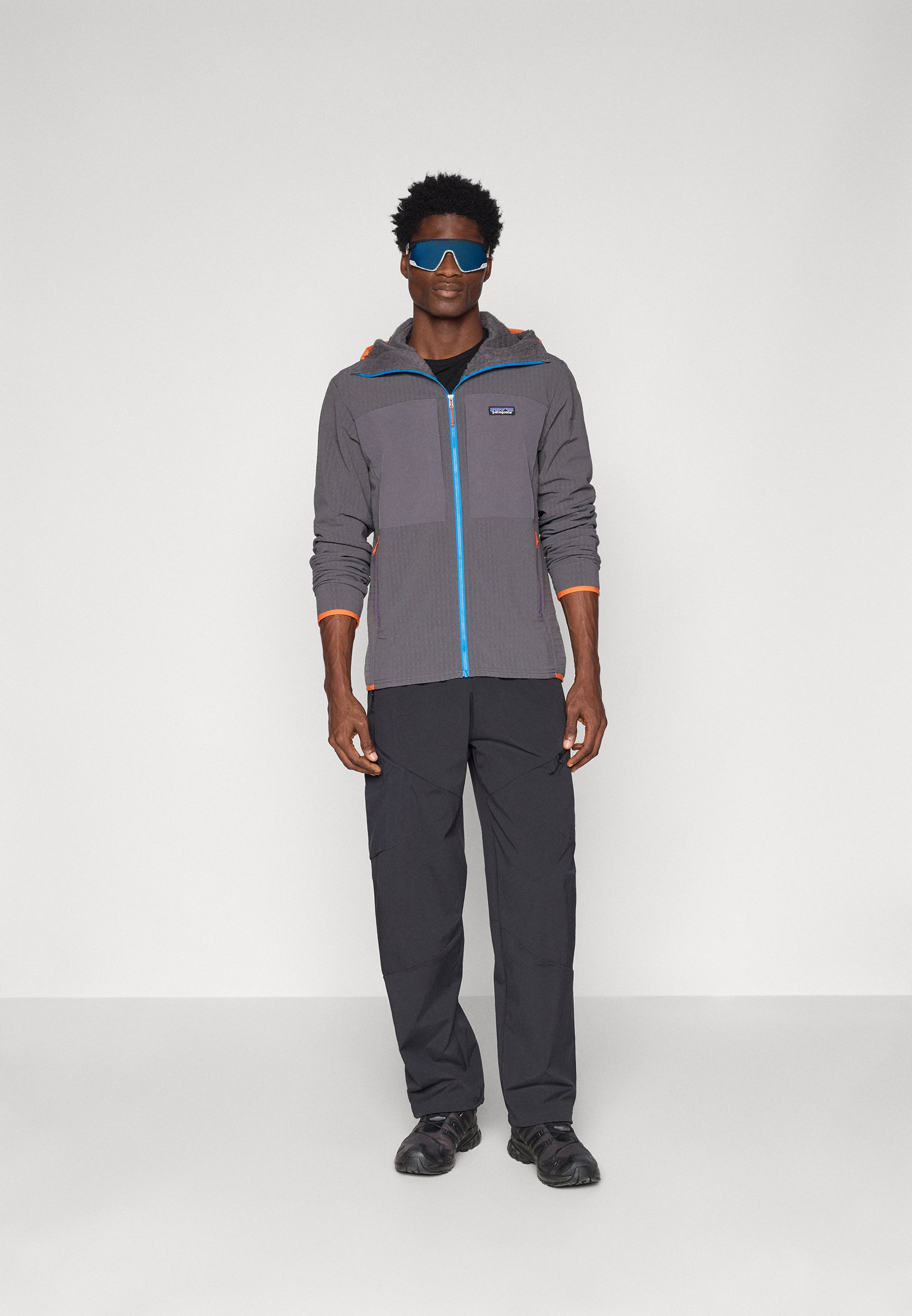 patagonia グレー スキーウェア サスペンダー付き Patagonia R2 HOODY - Chaqueta outdoor - forge grey/gris - Zalando.es
