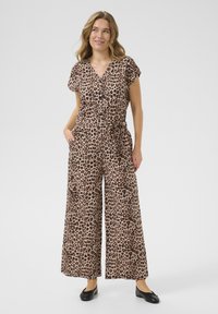 Leopardmönstrad jumpsuit i lätt tyg, med v-ringning, korta ärmar, vida ben och midja med bälte samt sidofickor.