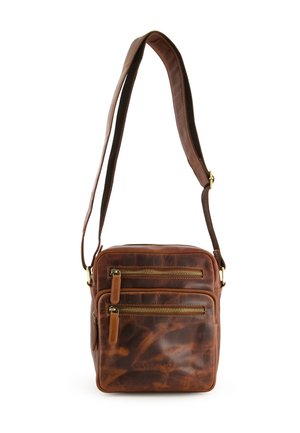 Braune Leder-Crossbody-Tasche mit zwei vorderen Reißverschlussfächern, verstellbarem Gurt und einer glatten Textur. Kompaktes rechteckiges Design.