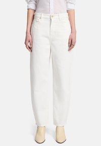 Białe dżinsy o luźnym kroju, z paskami na pasek, przednimi kieszeniami i zapięciem na guzik. Gładka faktura bez widocznych wzorów.