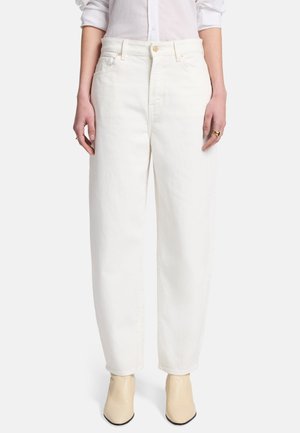 Witte denim jeans met een relaxte pasvorm, voorzien van riemlussen, zijzakken en een knoopsluiting. Gladde textuur zonder zichtbare patronen.