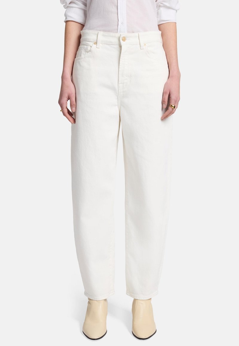 Białe dżinsy o luźnym kroju, z paskami na pasek, przednimi kieszeniami i zapięciem na guzik. Gładka faktura bez widocznych wzorów.