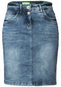 Falda de mezclilla azul con un diseño ajustado, dos bolsillos frontales y cierre de botón en la parte delantera. Textura suave con un aspecto ligeramente desgastado.