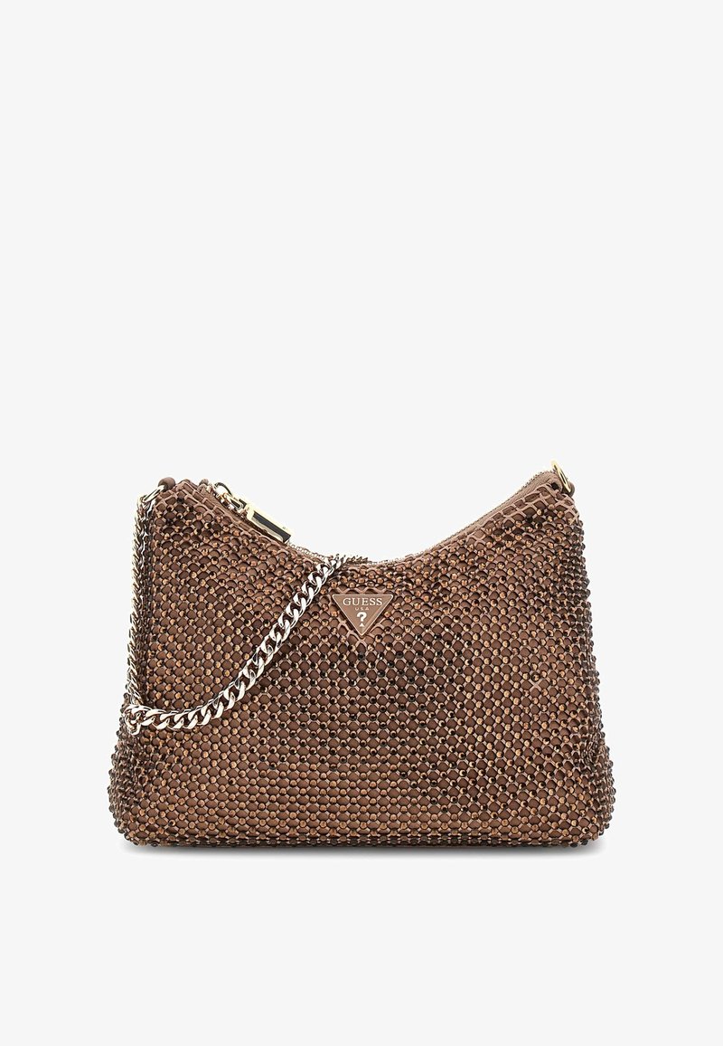 Bruine handtas met textuur en kettingriem, voorzien van een ritssluiting en het Guess-logo. Bedekt met kleine, verhoogde versieringen voor extra detail.