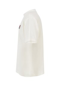 Biała bawełniana koszulka z krótkim rękawem, okrągłym dekoltem i naszywką logo na lewej piersi. Gładka tekstura i luźny krój.
