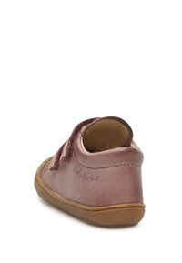 Scarpa in pelle per bambini di colore rosa polveroso con forma arrotondata, dotata di lacci texturizzati color bordeaux e suola in gomma color sabbia. Logo stampato sul lato.