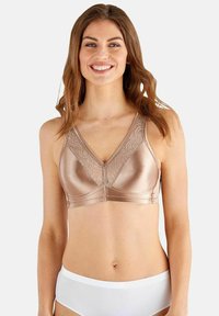 Beige satin-bh med spetsdetaljer fram, har en V-ringning och breda band. Slät textur och subtil glans.