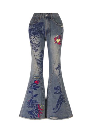 Jeans en denim bleu évasés avec des motifs brodés complexes, présentant un dragon, un tigre et des accents floraux en rouge et bleu marine. Ourlet effiloché.