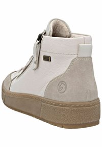 Baskets mi-hauteur en cuir blanc et suède gris avec semelle en caoutchouc texturé, fermeture éclair sur le côté et détail du logo au niveau du talon.
