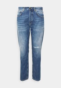 Vaqueros de mezclilla azul claro con una rodilla desgastada, corte recto, cinco bolsillos y detalles de costuras amarillas.