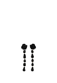 Pendientes florales negros con un diseño de rosa en la parte superior y formas de gota colgantes, todo en una textura de terciopelo y con acentos dorados.