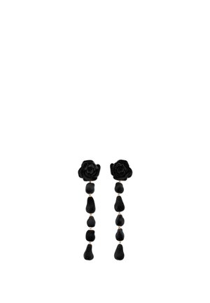 Pendientes florales negros con un diseño de rosa en la parte superior y formas de gota colgantes, todo en una textura de terciopelo y con acentos dorados.
