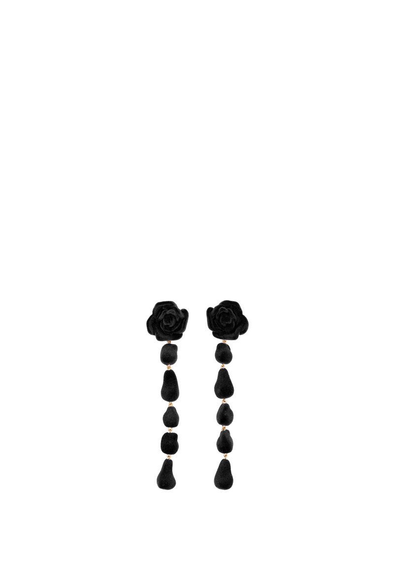 Pendientes florales negros con un diseño de rosa en la parte superior y formas de gota colgantes, todo en una textura de terciopelo y con acentos dorados.
