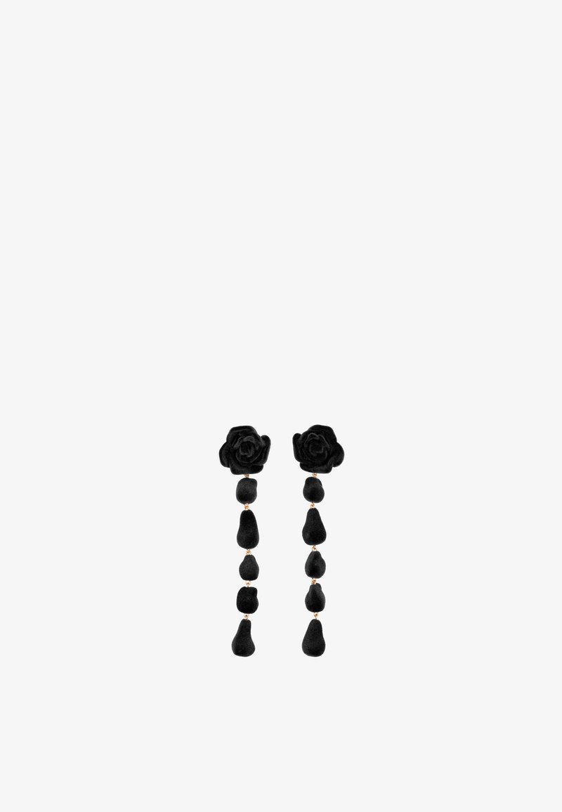 Pendientes florales negros con un diseño de rosa en la parte superior y formas de gota colgantes, todo en una textura de terciopelo y con acentos dorados.