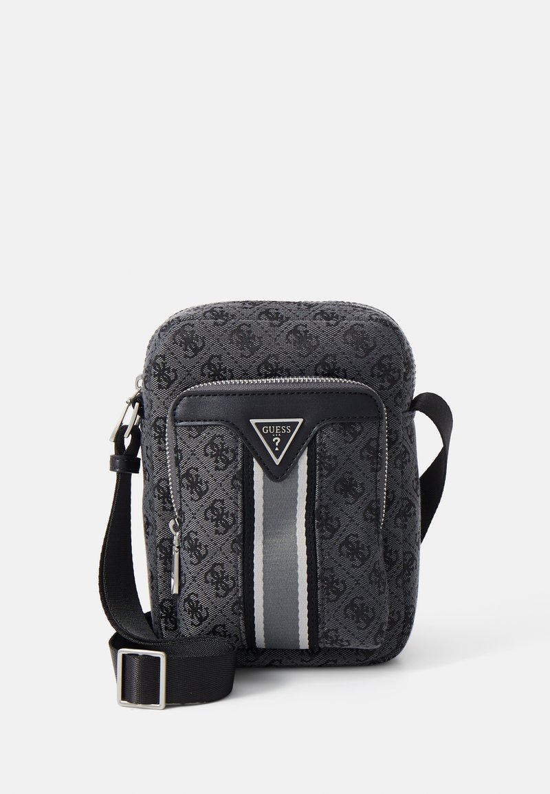Pequeño bolso cruzado negro y gris con un tejido estampado, que presenta un parche de logo, franjas plateadas y un bolsillo frontal con cremallera.