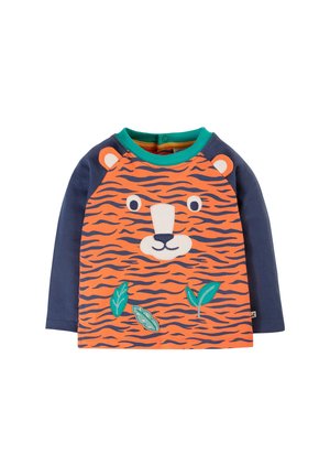 Das Langarmshirt für Kinder hat ein Design mit dem Gesicht eines orangen Tigers, navyfarbene Ärmel, einen grünen Ausschnitt und angenähte Blätterakzente. Hergestellt aus weichem Baumwollmaterial.
