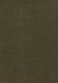 Dunkelolivgrüner Stoff mit gerippter Textur. Das Material ist weich und weist vertikale Linien auf, die eine taktile Dimension verleihen.