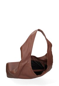 Sac fourre-tout en cuir marron au design décontracté, avec une seule sangle et une poche intérieure zippée, mettant en valeur une surface texturée.