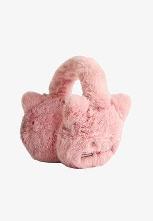 Suaves orejeras rosas esponjosas con forma de gata dormida con orejas, bigotes bordados y una pequeña nariz sobre fondo blanco.