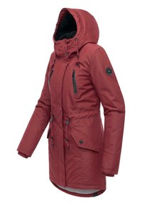 Czerwona kurtka izolacyjna z kapturem, zamkiem na piersi i bocznymi kieszeniami, regulowanymi sznurkami oraz teksturowanym wnętrzem wyściełanym.