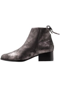 Metalická šedá kotníková bota s kulatou špičkou, hladkým koženým povrchem, stranami s prošívanými detaily a krátkým, zúženým podpatkem.