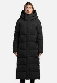Lungo cappotto sfrangiato nero con cappuccio, con un design trapuntato, cerniera frontale, tasche laterali e una silhouette dritta.