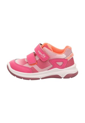 Rosa Sport-Schuh mit einem Obermaterial aus Mesh und Synthetik, ausgestattet mit Klettverschlüssen, gepolstertem Kragen und strukturiertem Sohle für besseren Halt.