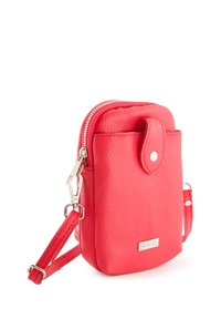 Rote strukturierte Leder-Umhängetasche mit Reißverschluss, Druckknopf und verstellbarem Riemen; verfügt über silberne Hardware und Logo-Akzent.