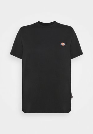T-shirt en coton noir à manches courtes, col rond, avec un logo coloré sur la poitrine gauche. Ourlet droit avec détail d'étiquette sur le côté.