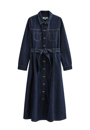 Robe en denim bleu foncé à manches longues avec col, boutons sur le devant, deux poches poitrine et une ceinture nouée à la taille.