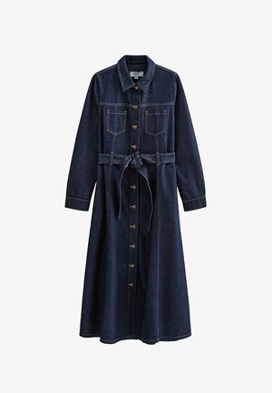 Robe en denim bleu foncé à manches longues avec col, boutons sur le devant, deux poches poitrine et une ceinture nouée à la taille.