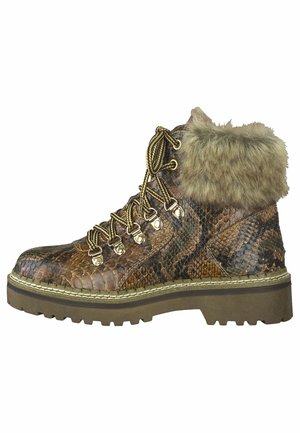 Brun vandrestøvle med slangeskindsprint, tyk sål, metaløjer, gul-sorte snørebånd og beige faux fur-krave.