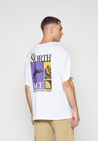 The North Face VONNAN GRAPHIC TEE - Trükipildiga T-särk - white/black/peak purple/summit gold