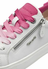 Sneaker bianca con dettagli rosa, dotata di lacci intrecciati, una cerniera laterale e un tallone strutturato. Realizzata in materiali sintetici.