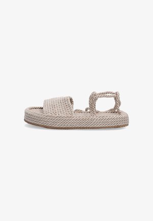 Vlecht geweven sandalen in lichtbeige met een platte zool, met een brede band en een kleine lus bij de hak voor extra ondersteuning.