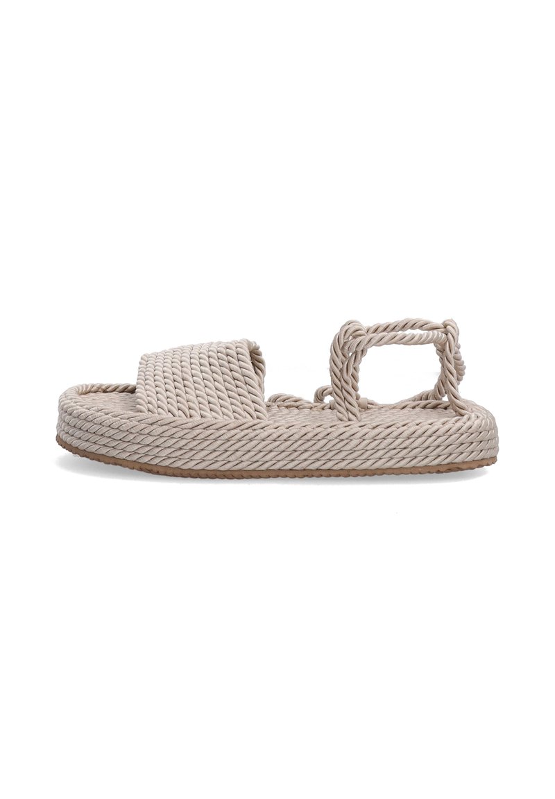 Geflechtsandalen in hellem Beige mit flacher Sohle, ausgestattet mit einem breiten Riemen und einer kleinen Schlaufe an der Ferse für zusätzlichen Halt.