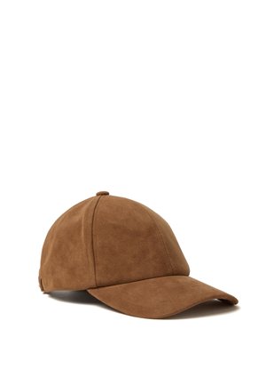 Casquette de baseball en daim marron avec une visière incurvée, une conception à six panneaux et un bouton sur le dessus, sur fond blanc.