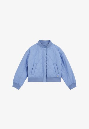 Veste bomber matelassée bleu clair avec col, poignets et ourlet côtelés, ainsi que deux poches avant sur fond blanc.