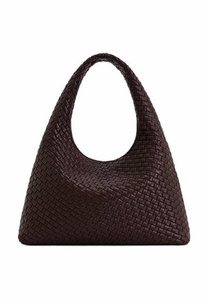 Sac à main en cuir marron foncé avec texture tissée, forme triangulaire et anse large unique pour un porté à l'épaule.